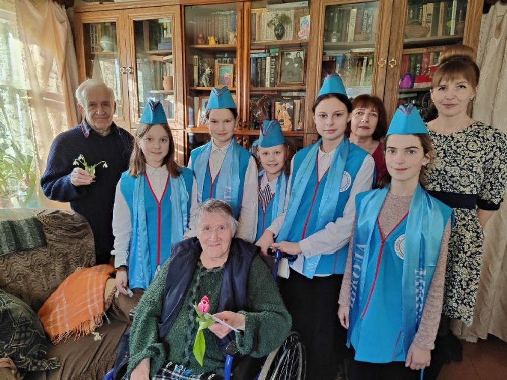 В преддверии 8 марта волонтеры ТЦСОН Сенненского района вместе со специалистами поздравили одиноких пожилых женщин и инвалидов